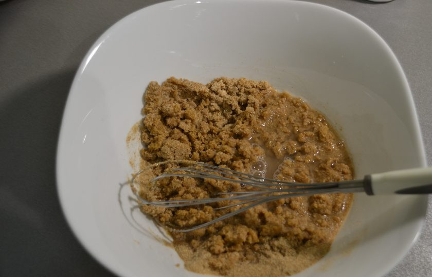 1. Этап. Яичница в блинах: Перемешайте.