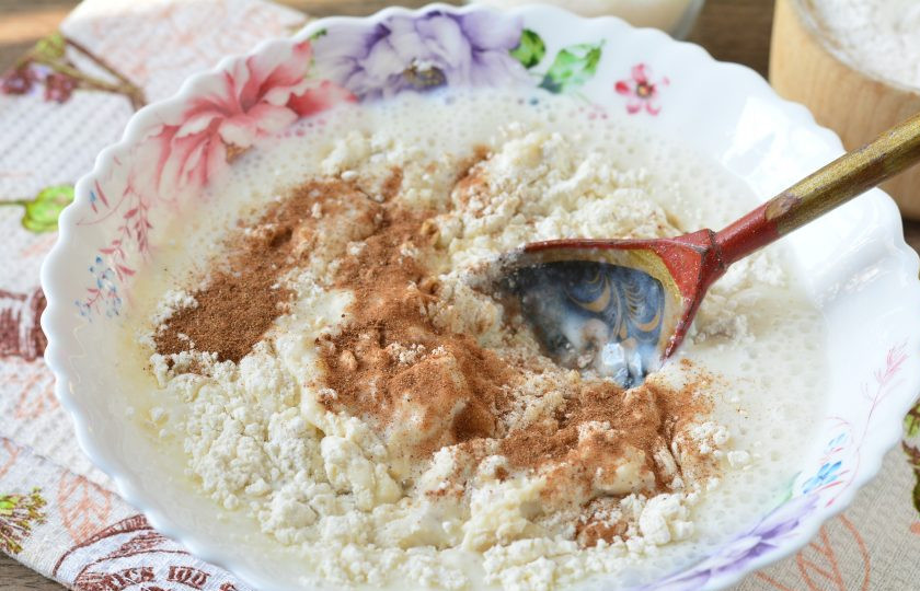 1. Этап. Овсяное печенье на кефире с бананом: Добавьте корицу и перемешайте тесто, дайте постоять 15 минут, чтобы овсянка набухла.