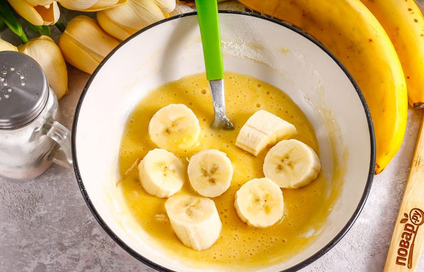 1. Этап. Бананы по-вьетнамски: Бананы очистите от кожуры и нарежьте кружочками или четвертинками. Обмакните в кляр.