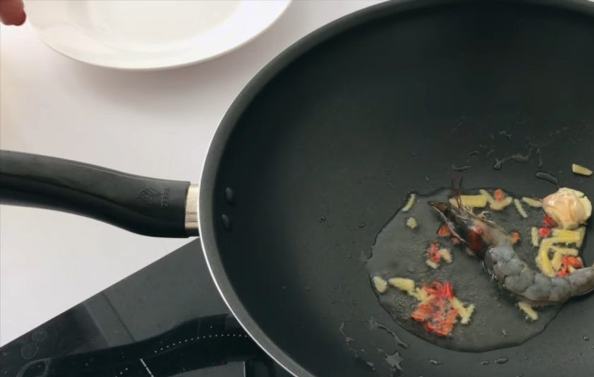 1. Этап. Горячий тайский салат: 2. Раздавите чеснок, нарежьте мелкими кусочками перец чили и нарежьте немного имбиря. На небольшом количестве масла обжарьте нарезанные чеснок, чили и имбирь.