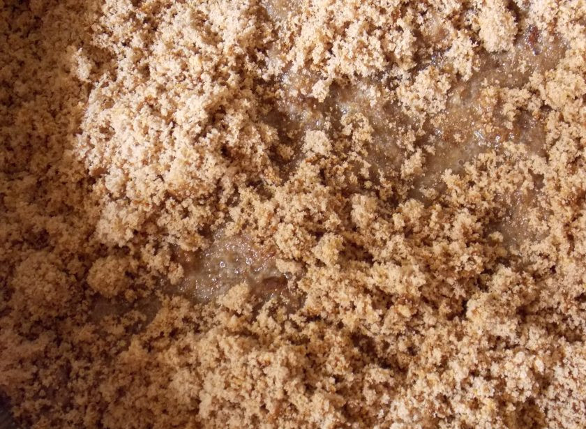 1. Этап. Торт с джемом и сыром Филадельфия: Добавьте в сок сахарную пудру и всыпьте желатин. Оставьте для набухания. Измельчите бисквит в мелкую крошку и смешайте с растопленным маслом. Положите на дно разъемной формы и примните.