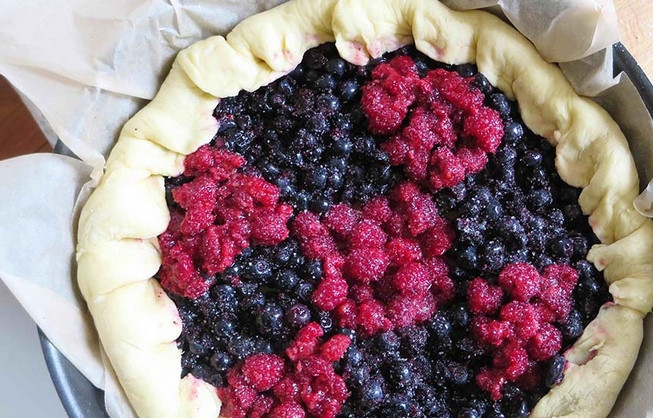 1. Этап. Дрожжевое тесто с ягодами: Бортики теста загибаем в середину.