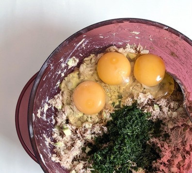 1. Этап. Котлеты из тунца и цукини: Добавить яйца, петрушку, соль и перец. С солью осторожно, тунец сам по себе достаточно солёный.