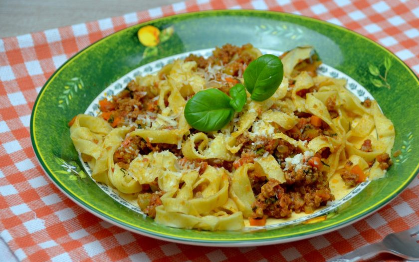 1. Этап. Тальятелле болоньезе: Перед подачей посыпьте тальятелле тертым пармезаном, украсьте веточкой базилика. Приятного аппетита!