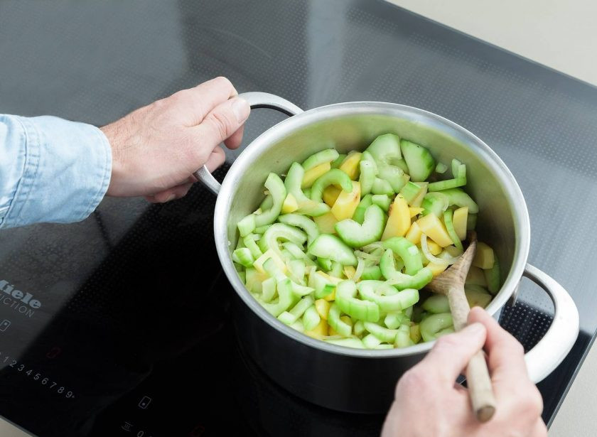 1. Этап. Судак в беконе: 2. Затем в кастрюле разогрейте масло. Обжарьте в нём лук в течение 2-х минут. Потом добавьте картофель. Готовьте ещё 5 минут. Далее влейте 50 мл бульона и выложите огурцы. Помешивая, тушите ингредиенты 10 минут.