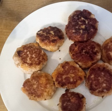 1. Этап. Фрикадельки с арахисовой подливой: Приготовить салат, смешав огурец, арахис, кориандр и сок лайма. Тем временем, в разогретом на сковороде масле жарить фрикадельки 12 минут, время от времени осторожно переворачивая их до равномерного обжаривания. Отложить в сторону.