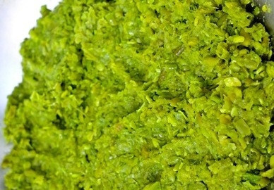 1. Этап. Пхали из зеленой фасоли: Остывшую фасоль отжимаем и пропускаем через мясорубку или измельчаем блендером.