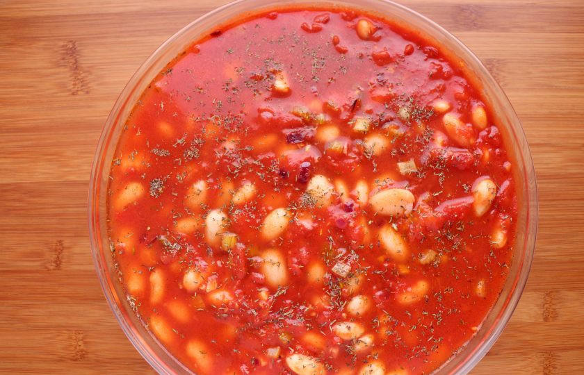 1. Этап. Фасоль по-гречески: Фасоль с соусом переложите в форму для выпечки, добавьте немного воды, оставшейся после варки фасоли.