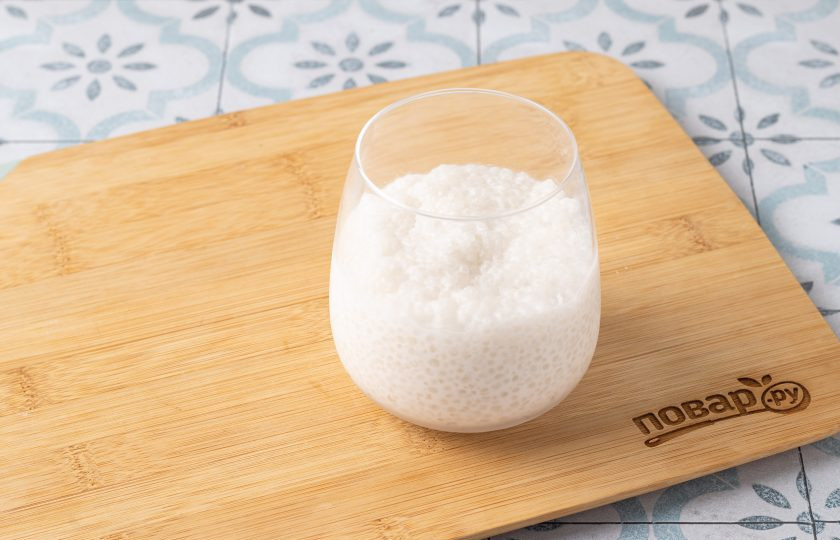 1. Этап. Десерт из тапиоки: Слегка остудите тапиоку, затем переложите в стакан. Остудите в холодильнике.