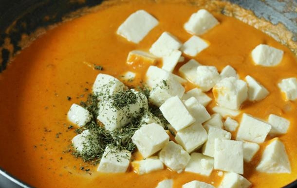 1. Этап. Баттер панир масала: 8. Томите на очень медленном огне минуты 4, а после выложите сыр панир.