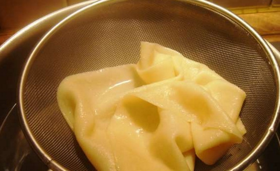 1. Этап. Ачма с сулугуни: Сваренное тесто всплывет. Его аккуратно шумовкой выловите и немного остудите в холодной воде.