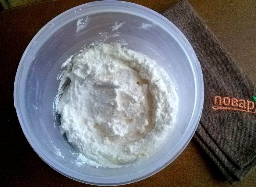 1. Этап. Пасха заварная: 2. Творог надо протереть через сито или взбить миксером. Наша цель — избавиться от комочков. Творожная масса должна быть однородной.