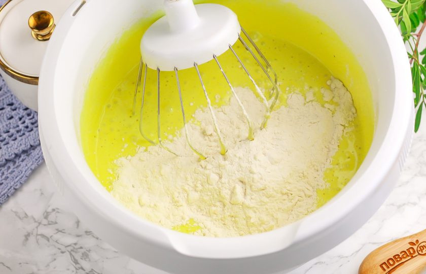 1. Этап. Торт Змея на Новый год: Добавьте пшеничную муку высшего сорта и вмешайте ее во взбитые яйца без взбивания.