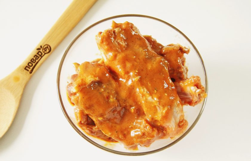 1. Этап. Маринад для мягкого мяса: Мясо, если необходимо, нарежьте кусочками (у меня ребрышки), добавьте маринад и тщательно перемешайте. Накройте миску пленкой и уберите в холодильник минимум на 8 часов.