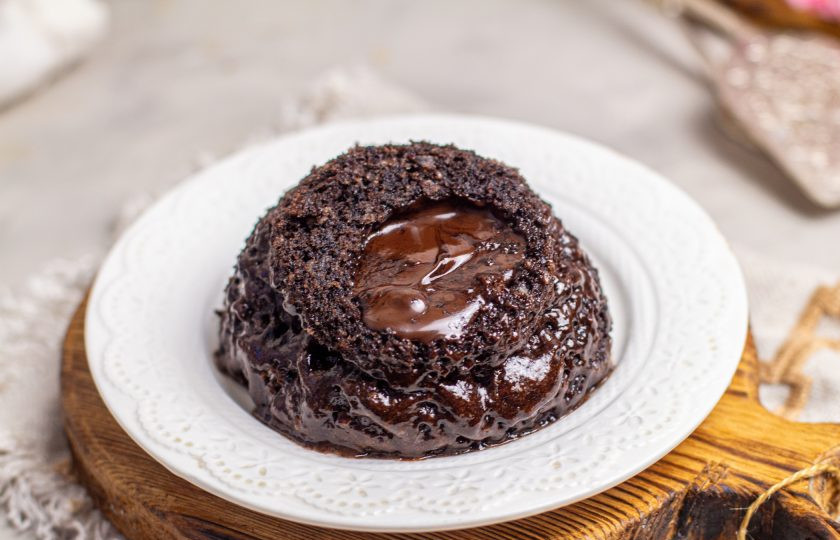 1. Этап. Шоколадный фондан в микроволновке: Можно подать фондан в чашке. А можно аккуратно поддеть лопаткой, достать десерт из чашки и переложить на блюдо.