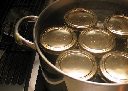 1. Этап. Виноградное желе: Закатываем желе в банки и ложим в горячую водяную баню.