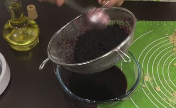 1. Этап. Домашний тёртый пирог с черникой: 4. Черничное варенье высыпьте в сито, чтобы с него стекла вся жидкость.