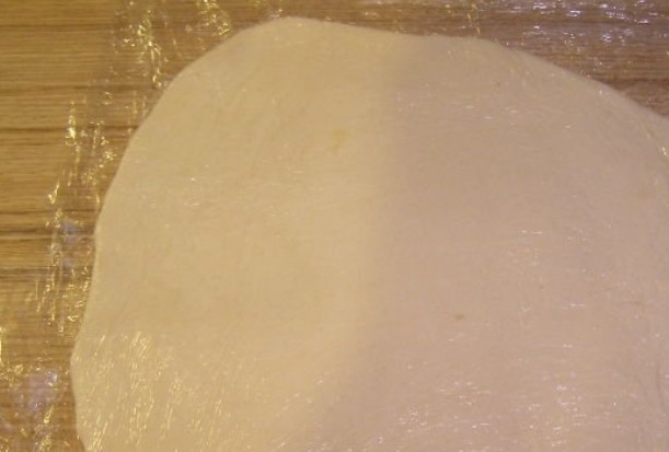 1. Этап. Клубочки ниток с куриным фаршем: Раскатываем слоеное тесто толщиной не более 0,5 см.