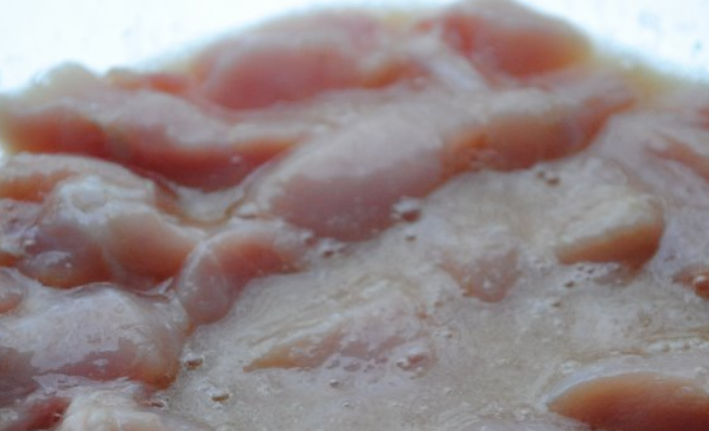 1. Этап. Куриные кусочки в соусе: Заливаем приготовленным маринадом курицу. Оставляем на 1 час.