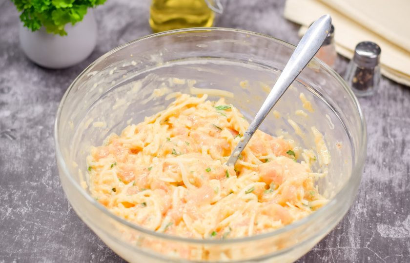 1. Этап. Рубленые котлеты в панировочных сухарях на сковороде: Тщательно перемешайте все ингредиенты.