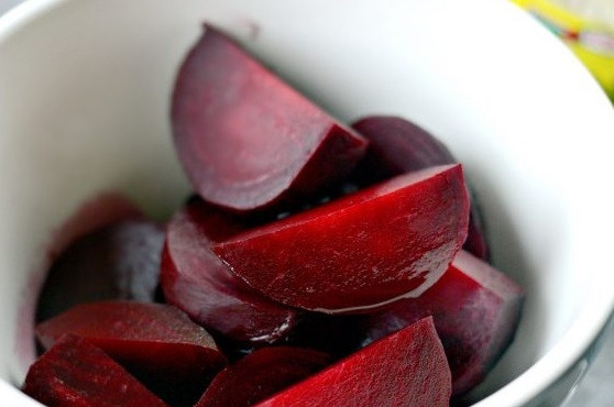 1. Этап. Свекольный хумус: 2. Остудите и очистите готовую свеклу.