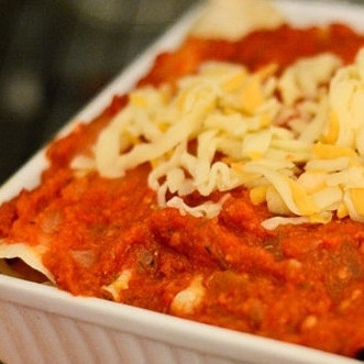 1. Этап. Энчиладас: 8. Выпекайте тортильи в разогретой до 180 градусов духовке, пока сыр не растает и не начнет пузыриться.