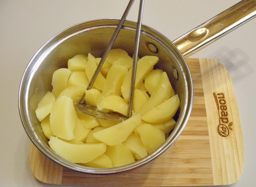 1. Этап. Зразы (классический рецепт): С готового картофеля слейте всю воду. Толкушкой превратите в пюре. Немного остудите. В теплый картофель вбейте сырое куриное яйцо, перемешайте. Добавьте муку. Снова перемешайте. Картофельное пюре станет более пластичным и удобным для лепки.