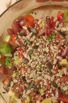 1. Этап. Салат с авокадо и овощами: Соединить овощи, консервированную фасоль и кунжутную смесь и осторожно перемешать. Заправить оливковым маслом, слегка взбитым с лимонным соком и горчицей.