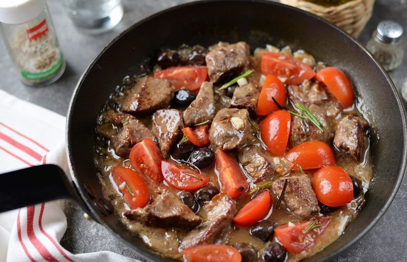 1. Этап. Говядина по-сицилийски: Добавляем помидоры, подливу, солим и перчим по вкусу, тушим еще минут 10. Кстати, вместо свежих помидор можно добавить вяленые, с ними блюдо будет еще вкуснее.