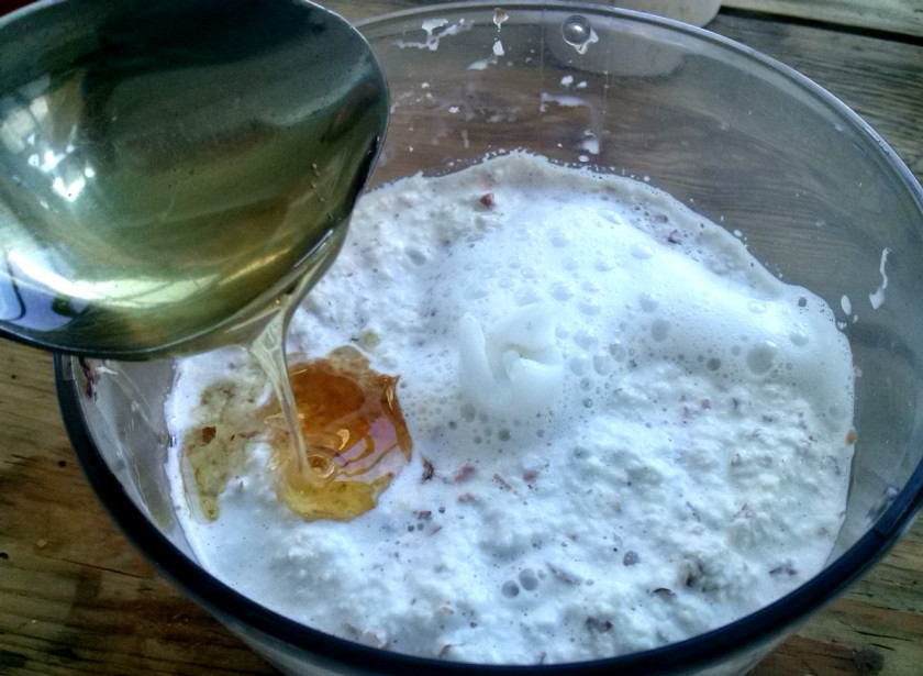 1. Этап. Домашнее миндальное молоко: 3. Хорошо перемешайте всё вместе. Когда вы увидите пену на вершине, остановите процесс смешивания. Добавьте ванильный экстракт и мед. Снова перемешайте в течение 20-30 секунд.