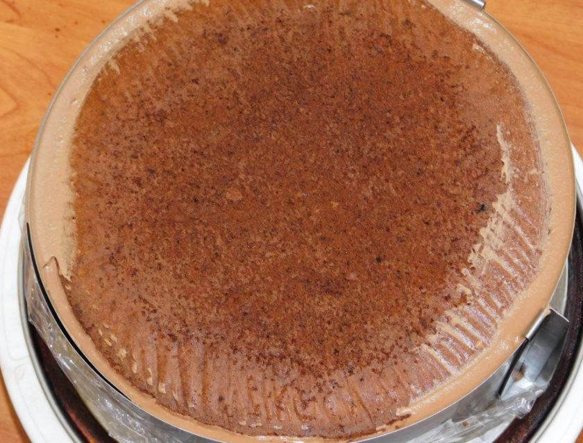 1. Этап. Торт Рандеву: Выложите второй слой шоколадного бисквита. Поставьте в морозилку для заморозки.