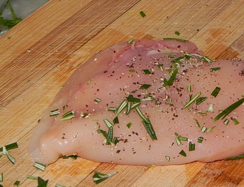 1. Этап. Куриная грудка с розмарином: Куриную грудку промойте, натрите солью, перцем и мелко нарезанным розмарином.