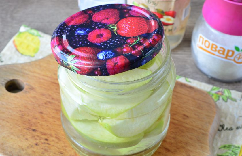 1. Этап. Маринованные яблоки на зиму без стерилизации: Залейте яблоки кипящей водой, прикройте банки крышками и пусть постоят 15 минут.