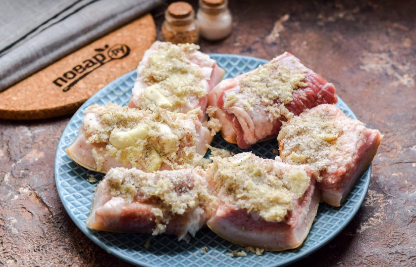 1. Этап. Солёное сало: Теперь необходимо хорошо натереть подготовленной смесью каждый кусок сала.