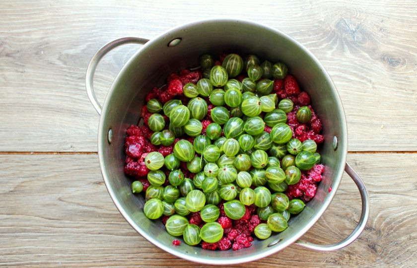 1. Этап. Варенье Ассорти из смородины, малины и крыжовника: У крыжовника удалите хвостики, сполосните, обсушите и добавьте к малине.