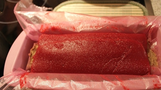 1. Этап. Рулет из печени в клюквенном муссе: 5. Помещаю рулет в клюквенном муссе в форму для выпекания хлеба (она подходит по размеру), отправляю массу на 8-10 часов в холодильник.