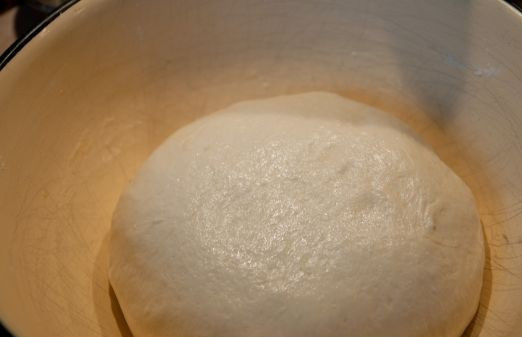 1. Этап. Фыдджын (осентинские пироги с мясом): Тесто обминаем (сильно месить не надо!) и отправляем подниматься во второй раз (уже на 40 минут).