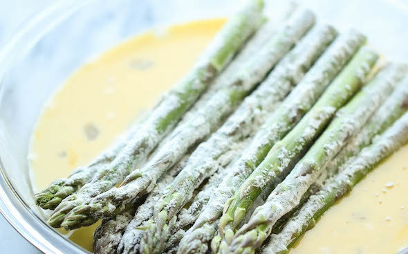 1. Этап. Спаржа в панировке: 2. После выложите в глубокую мисочку со взбитыми яйцами.