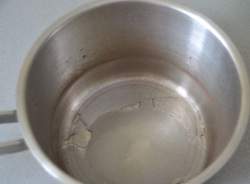 1. Этап. Фисташковые эклеры: Влейте в сотейник воду, всыпьте сахар, нагрейте до кипения и растворения сахара. Мешать не следует, только встряхивать.