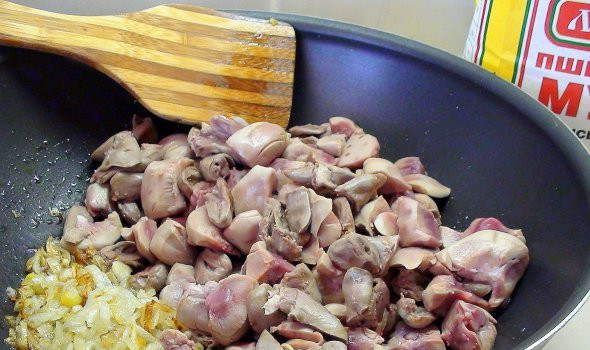 1. Этап. Пирог с почками: 2. На части сливочного масла обжариваем измельченный лук, а потом добавим подготовленные субпродукты, и на маленьком огне держим до готовности. Солим и добавляем 100 грамм муки.