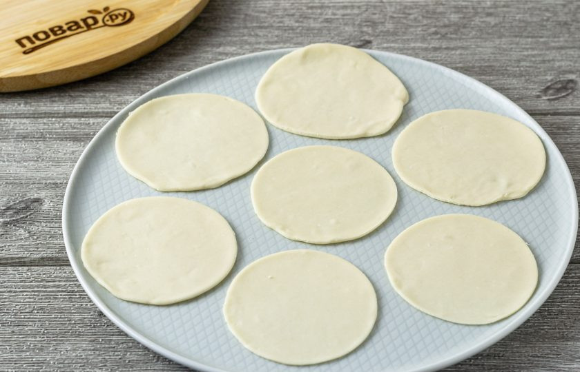 1. Этап. Пельмени с редькой: Раскатайте тесто толщиной в пару миллиметров, вырежьте кружки.