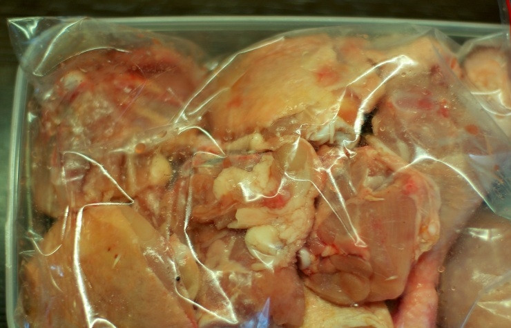 1. Этап. Куриные ножки в меду: Куриное окорочка делим на две части - бедрышко и ножку. Все получившиеся 12 частей натираем солью и перцем и маринуем в винном уксусе, сложим их в мешок для выпекания. Мариновать нужно около 30 минут. Не больше!!