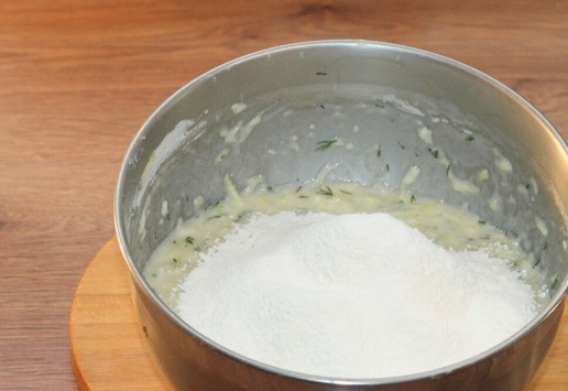 1. Этап. Сырные булочки с добавлением кабачка: 8. И просеиваем в жидкую смесь.