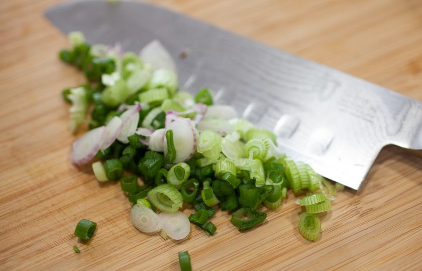 1. Этап. Кускус с курицей: Лук вымойте, обсушите и измельчите.