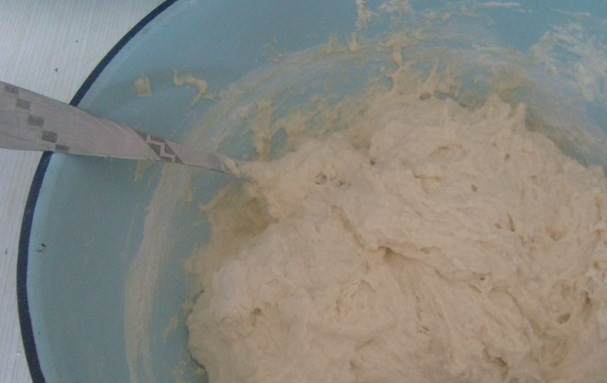 1. Этап. Дрожжевое тесто для жареных пирожков: Добавляем муку и перемешиваем, а вот замешивать особо не надо. Тесто похоже на густую сметану.