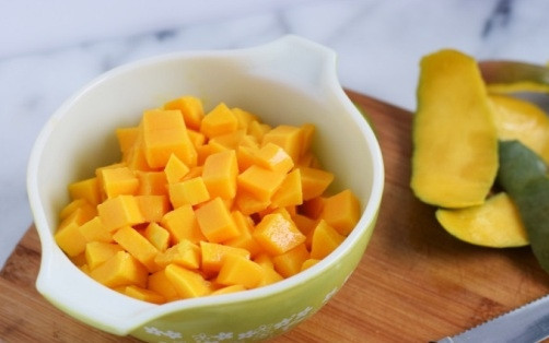 1. Этап. Диетический десерт на праздник: Чистим манго от кожуры, удаляем косточки. Мякоть нарезаем небольшими кусочками.