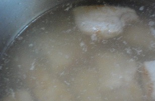 1. Этап. Расстегаи с индейкой: Залить водой, чтобы она только покрывала мясо и тушить до готовности. Готовое мясо измельчить через мясорубку или блендер. А бульон использовать для приготовления соуса.