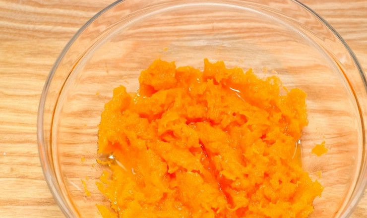 1. Этап. Начинка для пирожков из тыквы: Варёную тыкву можно слегка измельчить блендером или мялкой для пюре, тогда начинка будет более нежной. Добавить сахар, корицу и хорошо перемешать. Начинка для пирожков готова!