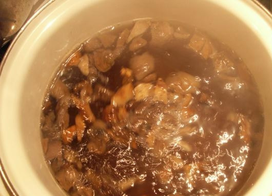 1. Этап. Постная солянка из свежей капусты: Замоченные грибы вместе с жидкостью опустите в кастрюлю, долейте немного воды и поставьте на огонь. Доведите до кипения, варите в течение получаса.