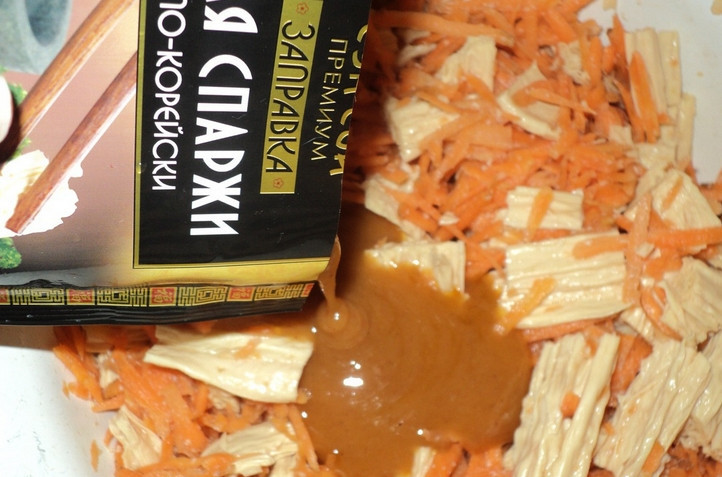 1. Этап. Салат из спаржи по-корейски: Добавляем заправку по вкусу. Перемешиваем и оставляем на 1 час.